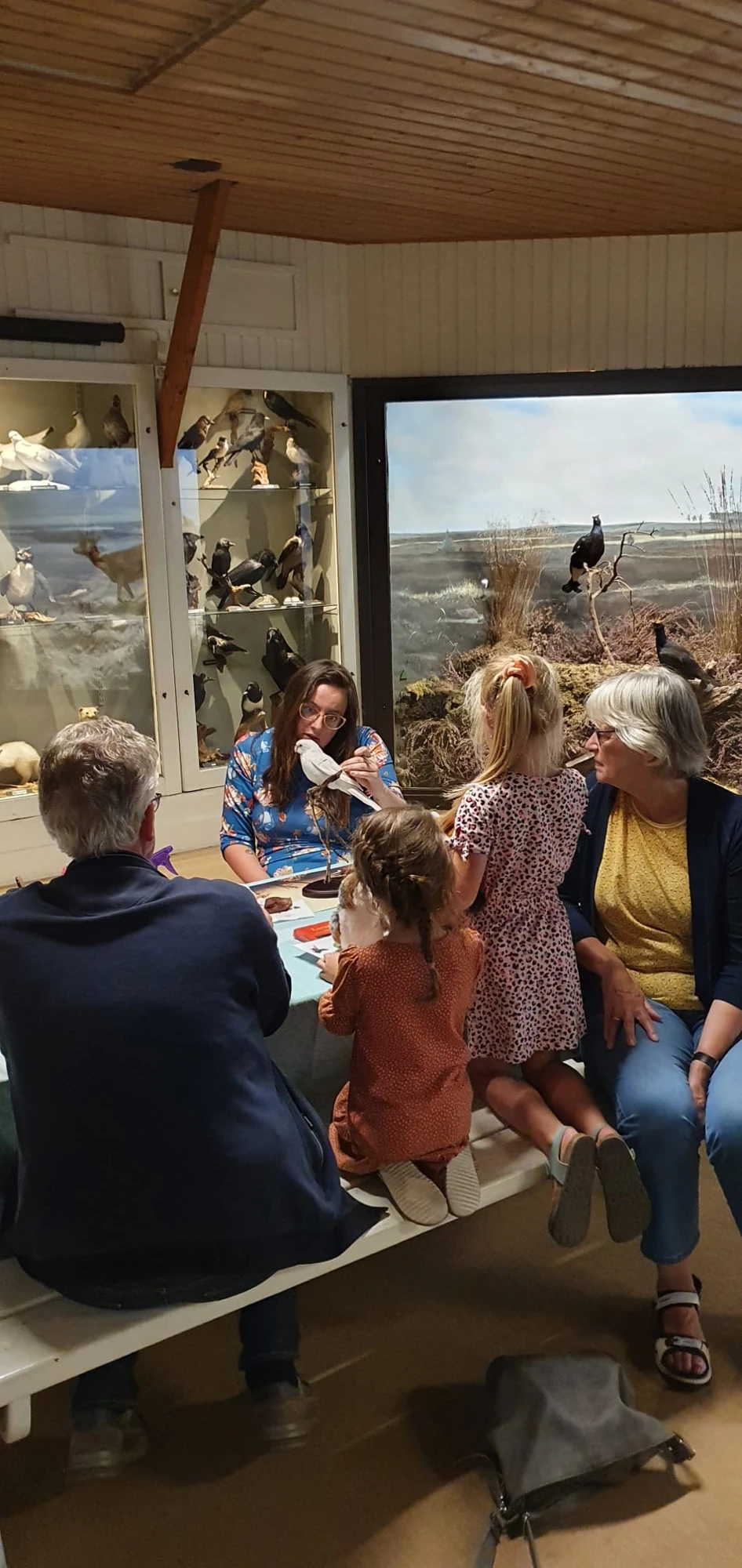 Samen kijken naar een vogel tijdens een activiteit in het museum