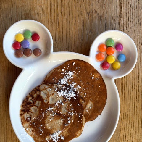 Daantjes pannenkoekjes op een kinderbordje