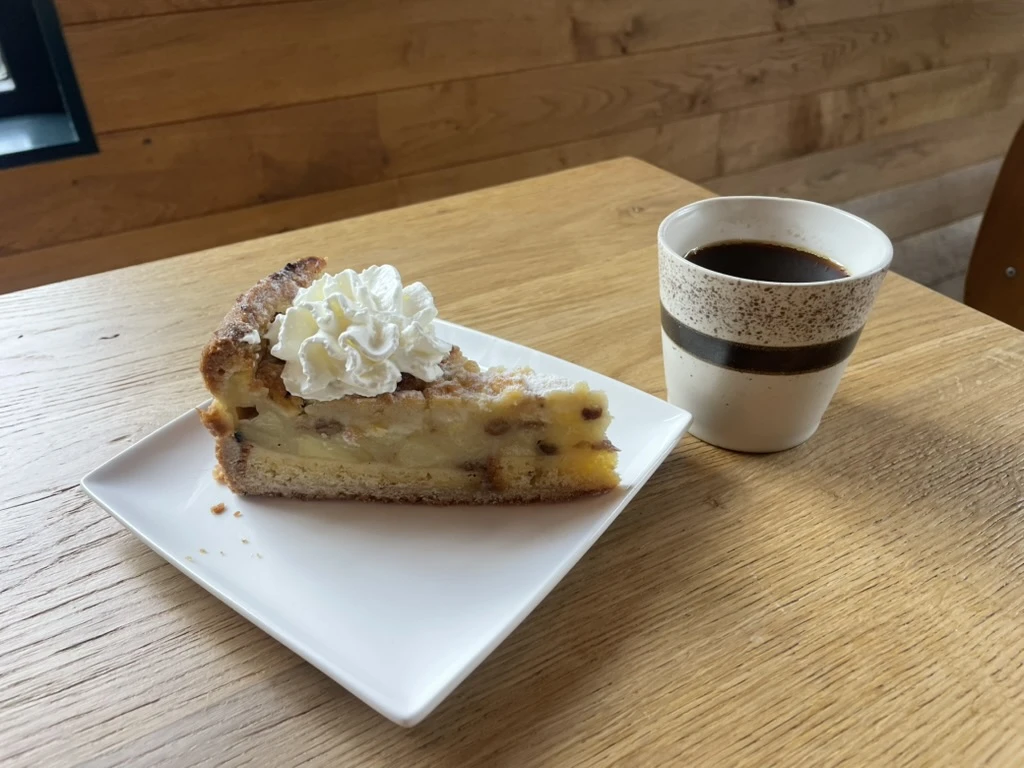 Huisgemaakte appeltaart met koffie