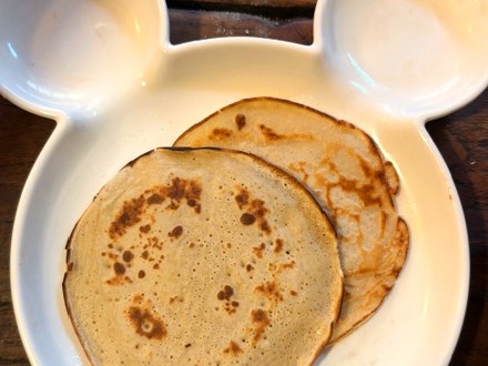 Daantjes pannenkoekjes op een kinderbordje